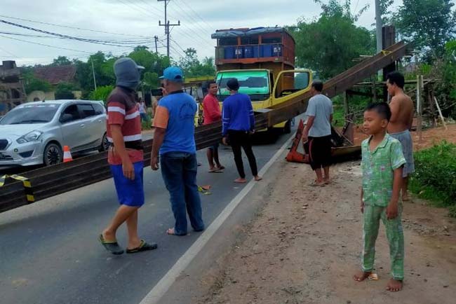 Ditabrak Truk Pengangkut Ayam Potong, Portal Senilai Rp179 Juta Roboh