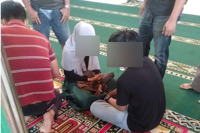 Beraksi di Musala, Kelakuan Sepasang Remaja Ini Jangan Ditiru