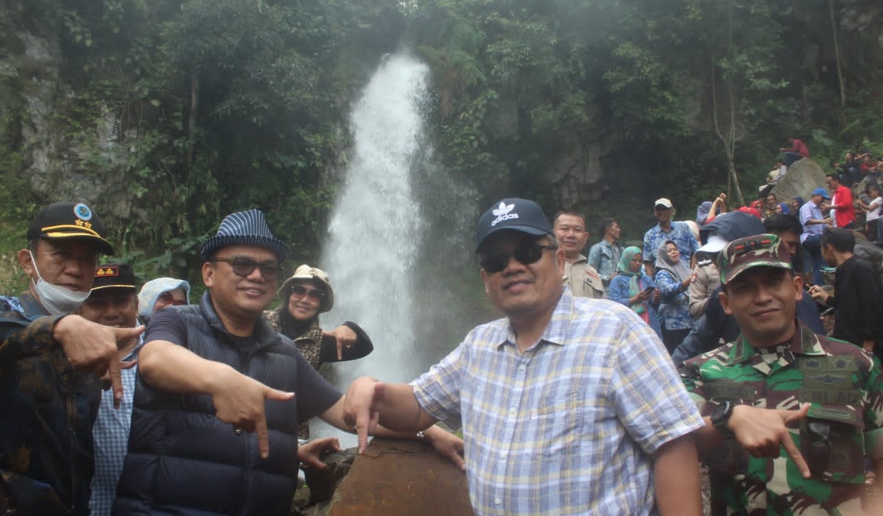 Resmikan Air Terjun Ayek Deghian, Joncik : Keamanan Objek Wisata Harus Dijaga