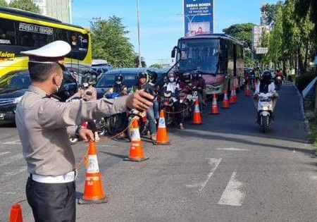 Satlantas Berikan Alat Bantu Cone di Lampu Merah Simpang Charitas