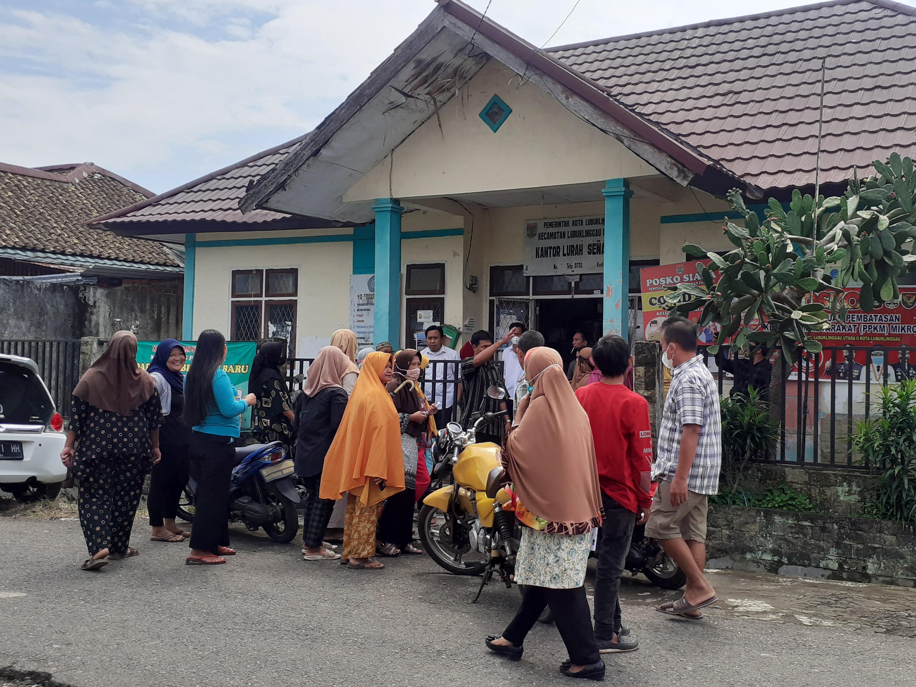 Datangi Kantor Lurah, Minta Pindah Pangkalan Gas