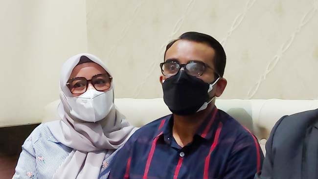 Dampingi Suami Muncul di Depan Media, Istri Reza Ghaserma: Harus Diselesaikan