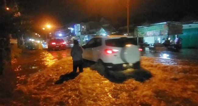 Hujan Deras di Palembang, Sejumlah Jalan dan Rumah Warga Terendam Banjir