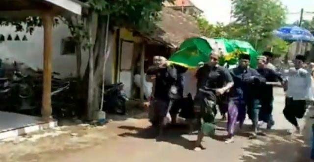 Geger, Video Keranda Mayat Digotong Sambil Berlari di Pasuruan: Ngawang