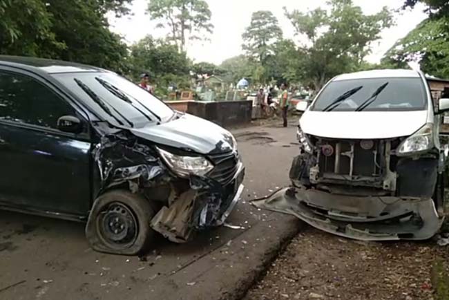 Dua Mobil Kecelakaan di TPU Puncak Sekuning, Seorang Perempuan Terluka