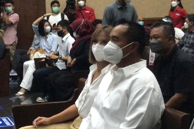 Jalani Sidang, Nia-Ardi Bakrie Kompak Kenakan Kemeja Putih