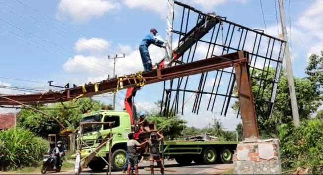 Dulu Dihantam Truk, Kini Portal Senilai Rp179 Juta Penyok Dihantam Bus