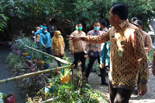 Sulap Parit Kotor jadi Taman Edu Agro Teknologi