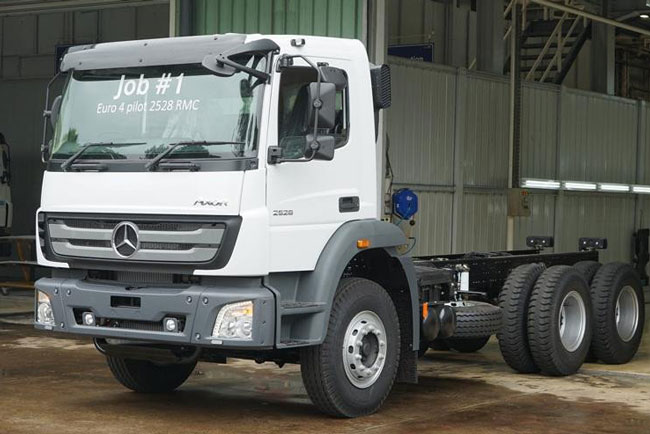 PT DVCI Produksi Truk Mercedes Benz Axor Standar Euro 4