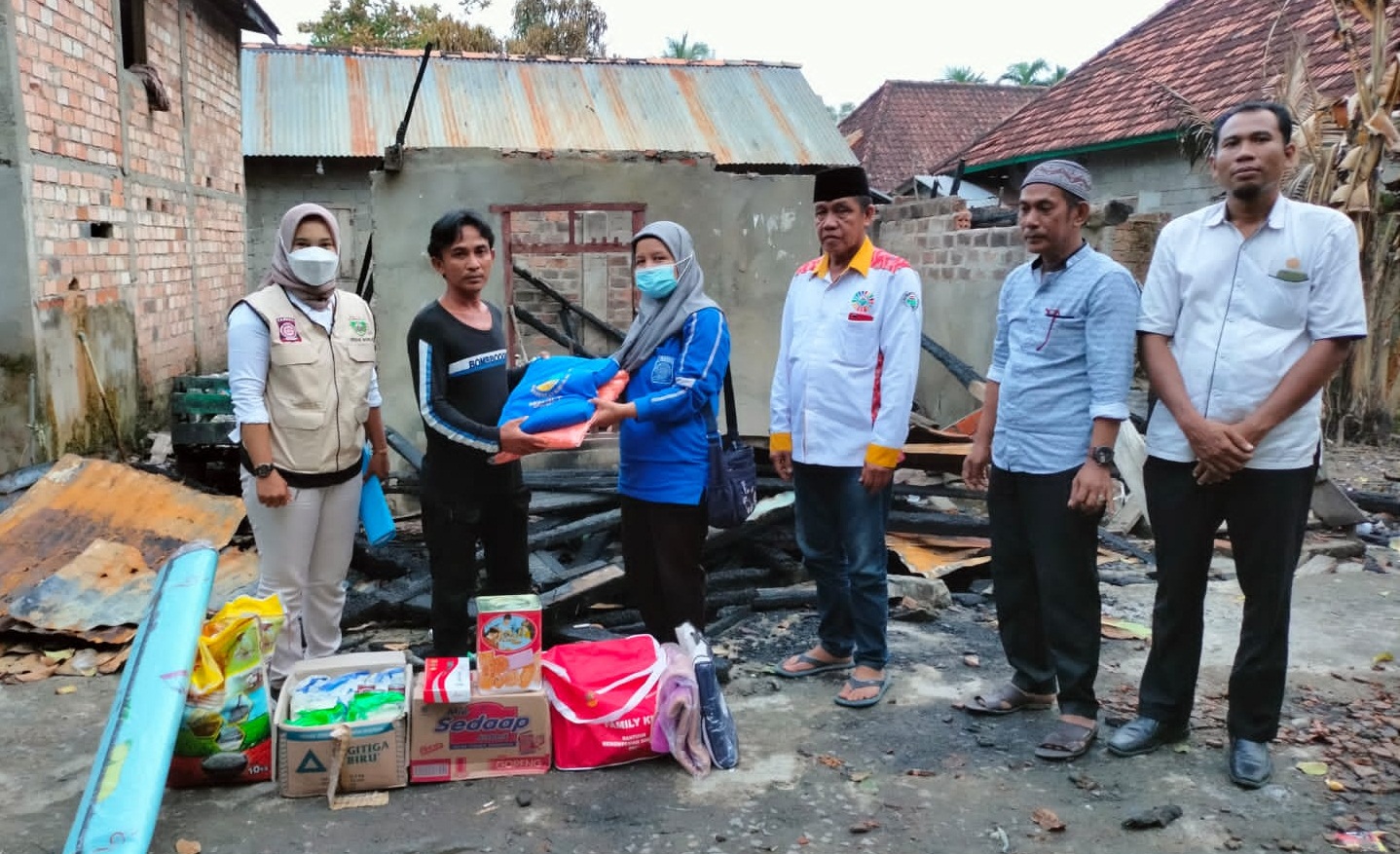 Dinsos Salurkan Bantuan Delapan Korban Bencana Sosial