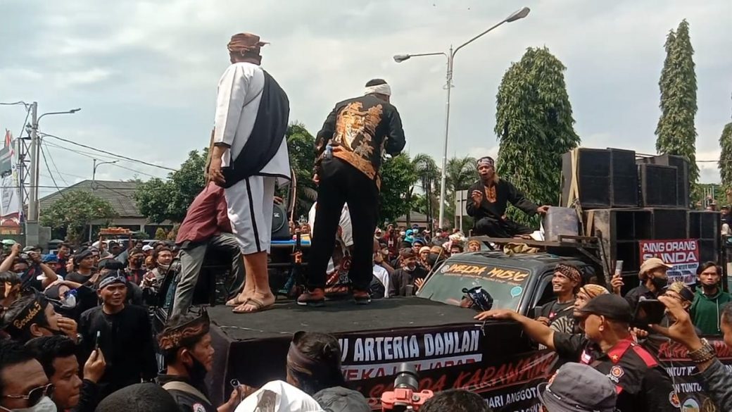 Ribuan Ormas Gabungan Demo di Kantor DPRD Karawang, Tuntut Pecat Arteria Dahlan