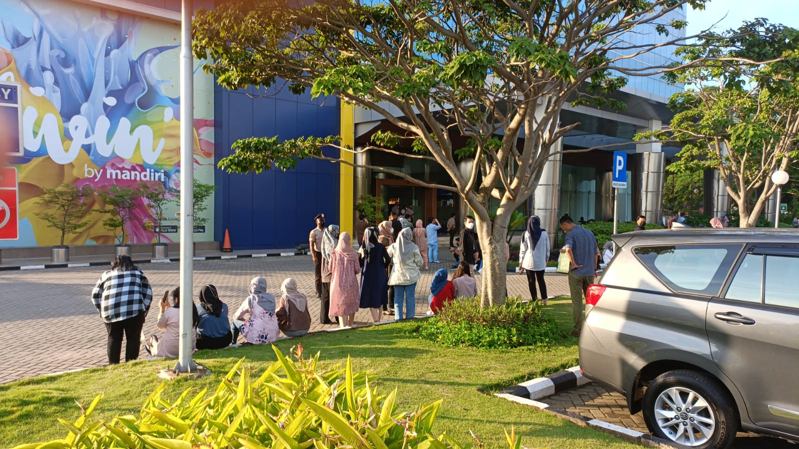 Gempa, Karyawan Bank Mandiri Palembang Berhamburan Keluar Gedung