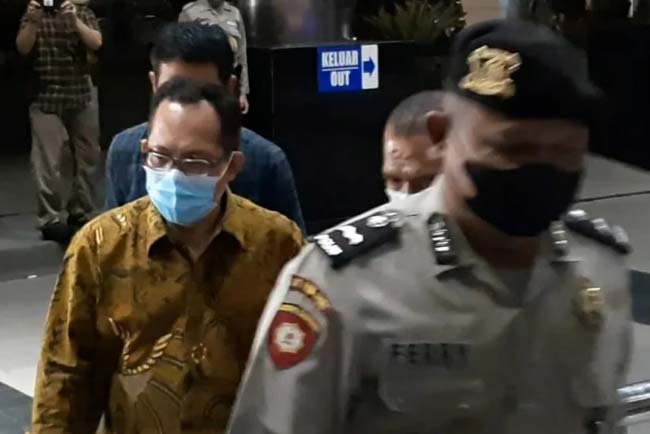 Hakim PN Surabaya Itong Isnaeni Tiba di Gedung KPK