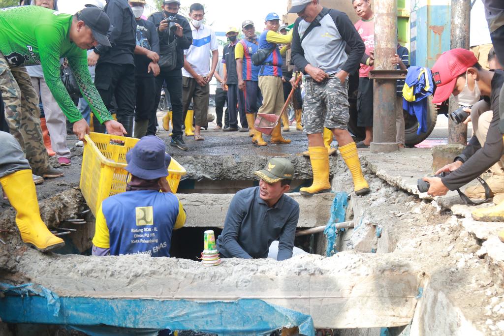 Harnojoyo Gotong Royong di Taman Sekanak Lambidaro