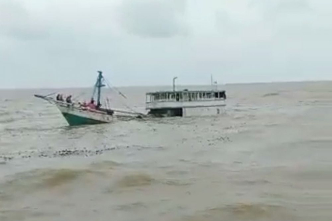Kapal Motor Bermuatan Kelapa Tenggelam di Perairan Tanjab Timur
