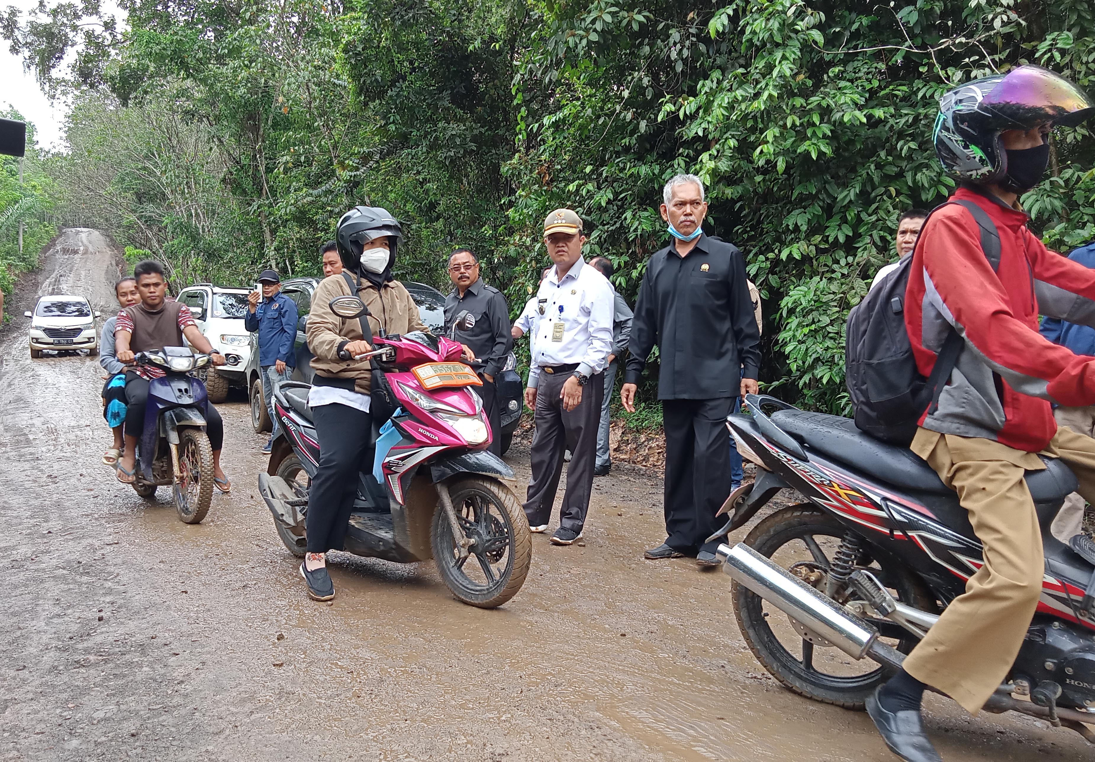 Warganya Terisolir, Anggota Komisi III DPRD Prabumulih Tinjau Jalan Rusak