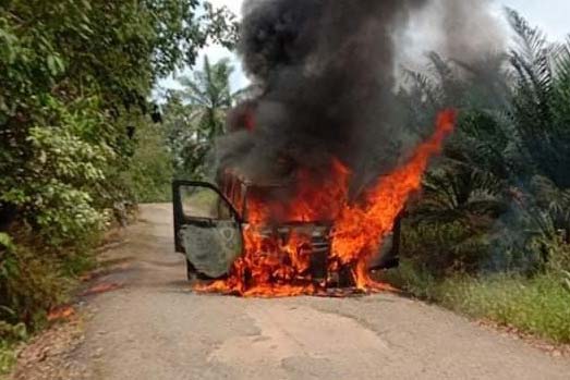 Melintas di Jalan Penghubung Desa, Luxio Hangus Terbakar
