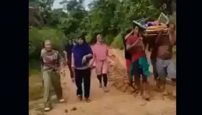 Jalan Rusak, Warga Gotong Ibu Hendak Melahirkan