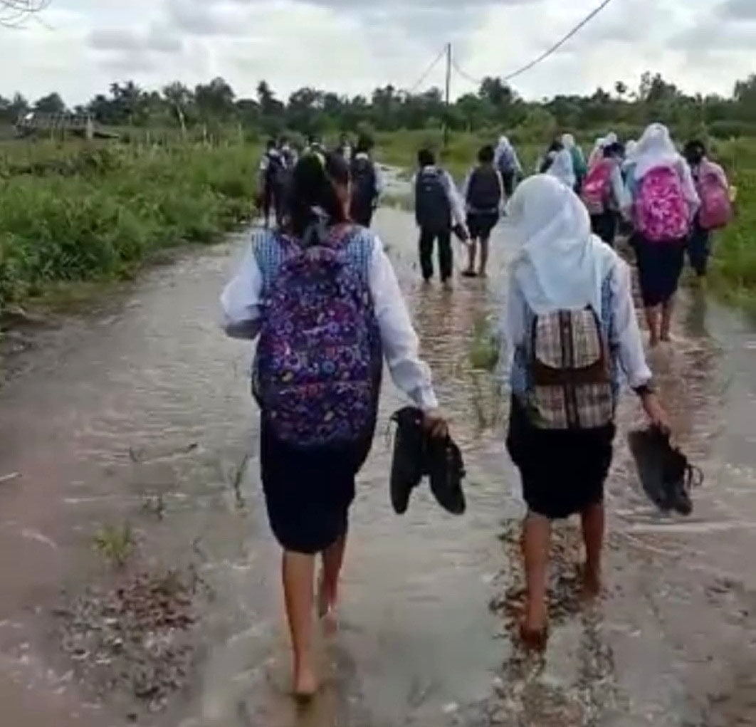 Pergi Sekolah, Pelajar di Banyuasin Terpaksa Lepas Sepatu, Jalan Terendam Air