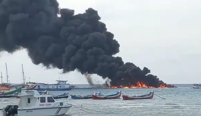 Perahu BBM Ludes Terbakar di Pelabuhan Gayam