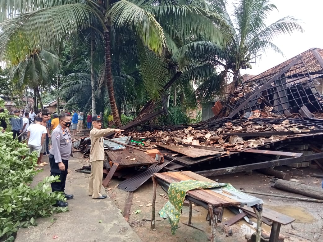 Puluhan Rumah Warga Rusak Akibat Angin Ribut