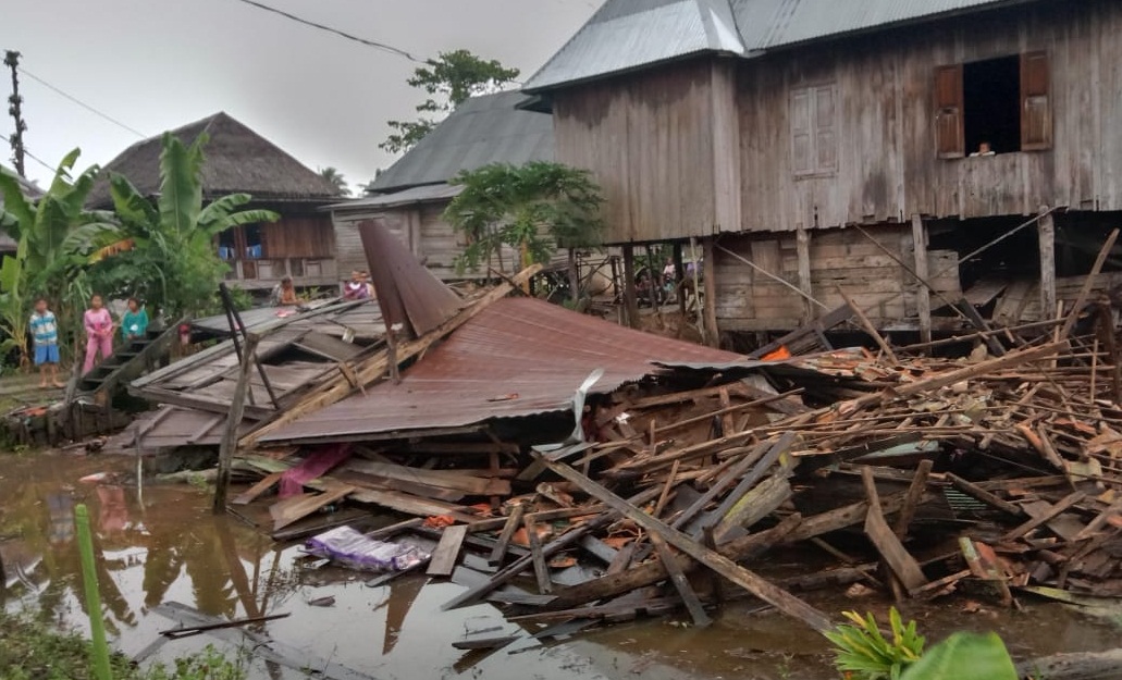 KRAAKKK...Rumah Milik Amir, Warga Aurstanding Ambruk