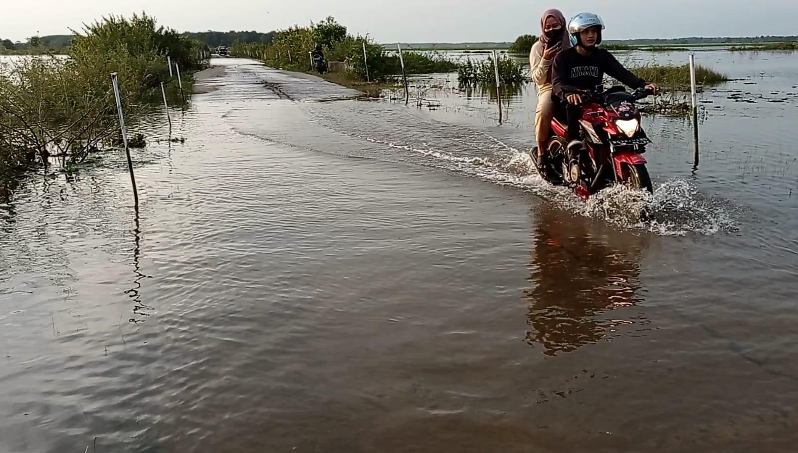 Sudah Sepekan Terendam, Jalan Poros Tanjung Senai-Burai Dipasang Patok