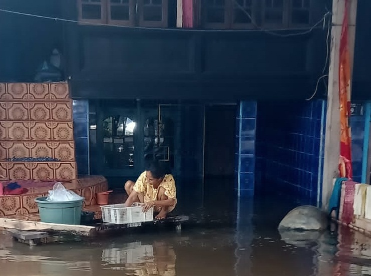 Warga Terpaksa Ungsikan Motor, Banjir di Desa Tanjung Serang