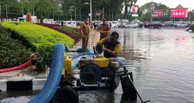 Atasi Sumbatan Air, Evaluasi Bangunan Trotoar