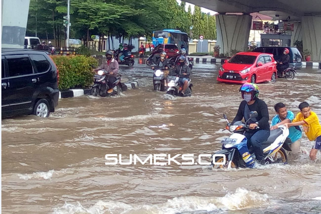 Hujan, Petugas Dinas PUPR Standby di Kolam Retensi