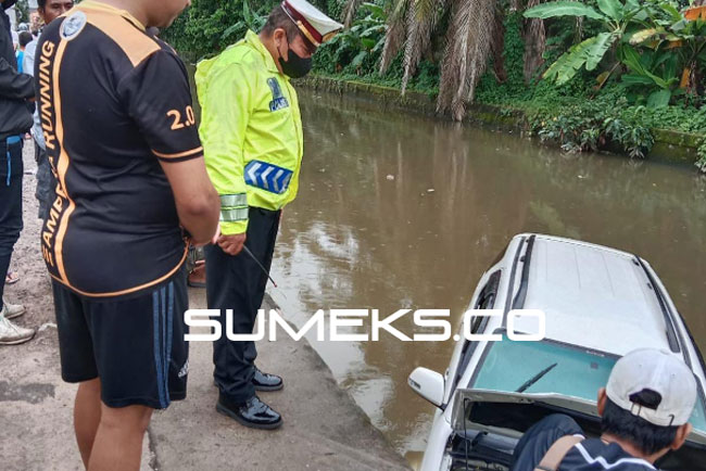 Pengemudi Ngantuk, Fortuner Nyemplung ke Sungai