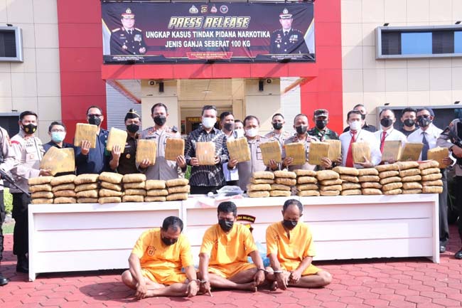 Polisi Gagalkan Pengiriman 100 Kg Ganja Kering Asal Medan