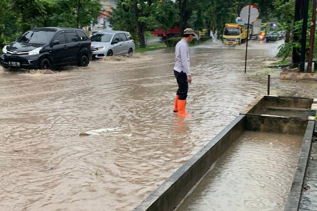 Pastikan tak Banjir, Harno Hujan-Hujanan