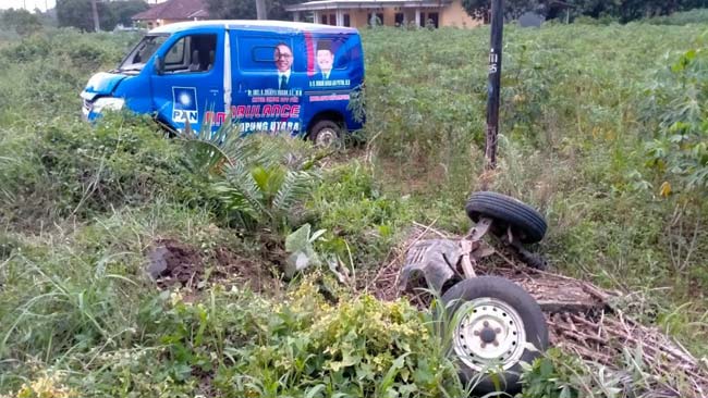 Mobil Ambulans Berlogo Zulkifli Hasan Kecelakaan di Lampung, Ban Depan Copot