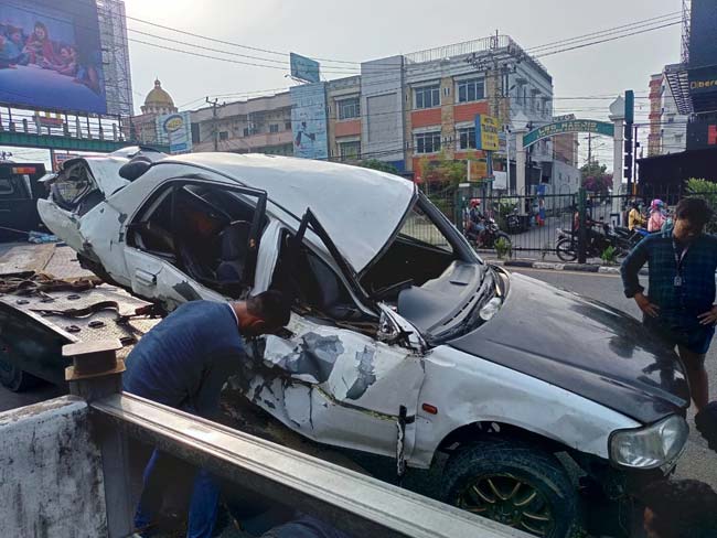 Hilang Kendali, Honda Civic Tabrak Trotoar Depan PTC Palembang