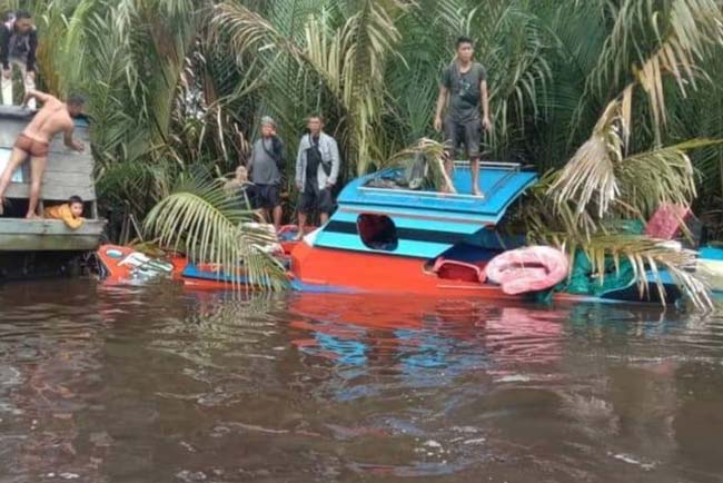 BREAKING NEWS: Tabrakan, 2 Penumpang Perahu Getek Tewas, 1 Kritis