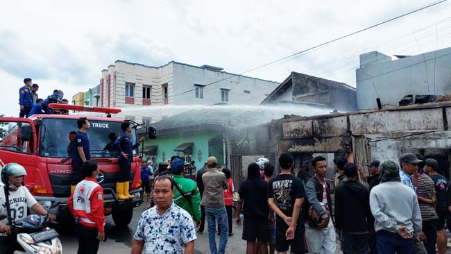 Api Hanguskan 6 Kios di Simpang Bombat, 1 Orang Alami Luka Bakar