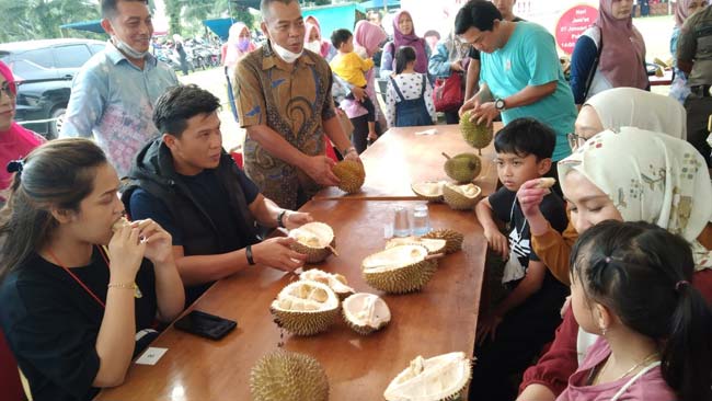 Stand Makan Durian Sepuasnya Diserbu Pengunjung Ogan Ilir Expo