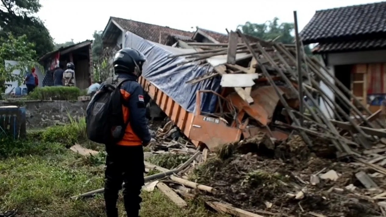 Dihantam Truk Tronton, Rumah dan Warung Hancur Berantakan