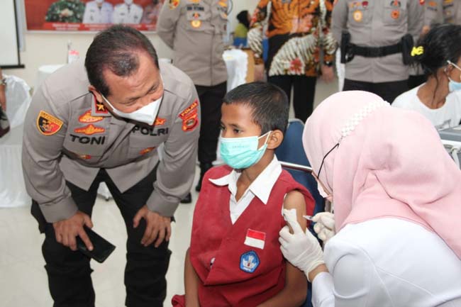 Kapolda Sumsel Tinjau Vaksinasi Anak Serentak