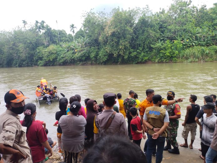 Antar Makan Siang Orang Tuanya, Remaja Hilang Terseret Arus