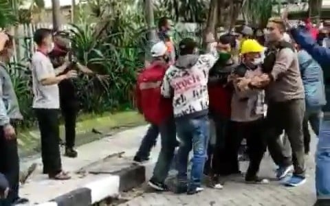 Buruh Demo di PT Mikatasa Surabaya Dikeroyok Ratusan Preman