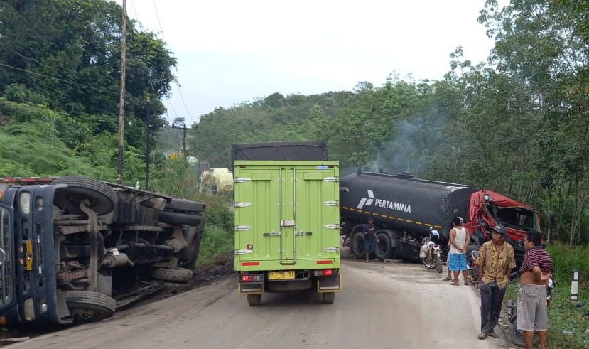 Truk Tangki Muatan Aspal Terbalik, Jalan Macet Hingga 5 KM