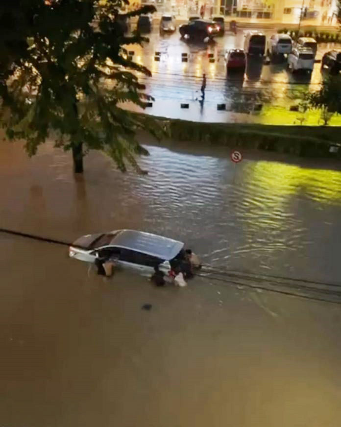 Jalan Depan Citimall Baturaja Banjir