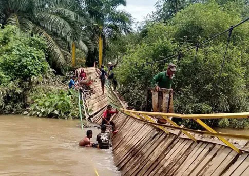 Jembatan Putus, Petani Sawit Tercebur ke Sungai