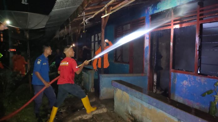 Diduga Korsleting Listrik, Bedeng 4 Pintu di OKU Terbakar