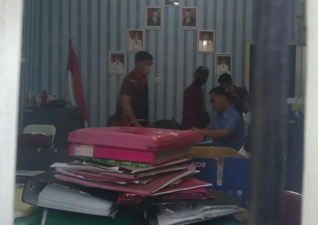 Terkait Dugaan Korupsi Retribusi Pasar, Kejari Sita 1 Box Dokumen dan 1 Buah Laptop