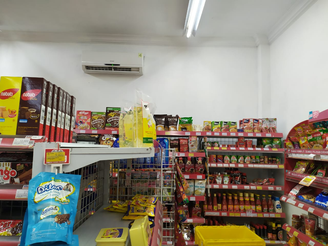 Curang Rak Minyak Goreng di Minimarket Kosong
