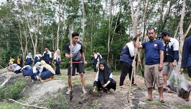 3.000 Pohon Ditanam di Sekeliling Teluk Perepat