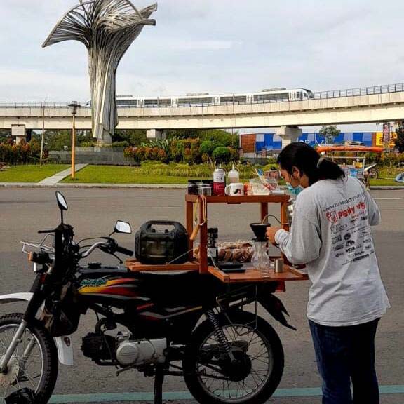 Motor Tua Disulap Jadi Kedai Kopi, Nikmati Sensasinya